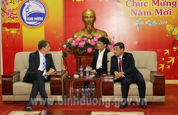Chủ tịch UBND tỉnh Trần Thanh Liêm tiếp Thị trưởng thành phố Emmen (Hà Lan)