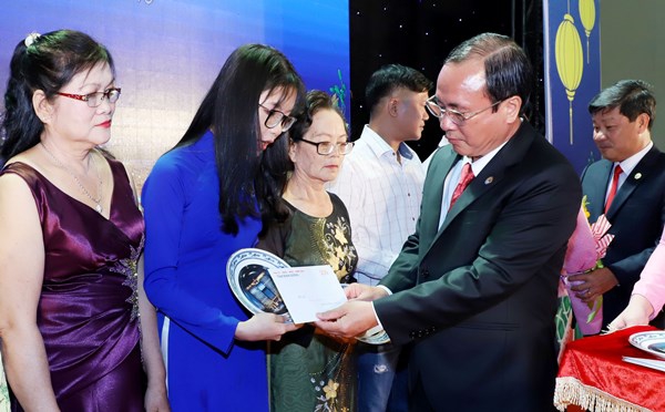 Bình Dương họp mặt giao thừa Tết Nguyên đán Kỷ Hợi 2019 và tuyên dương người tốt, việc tốt