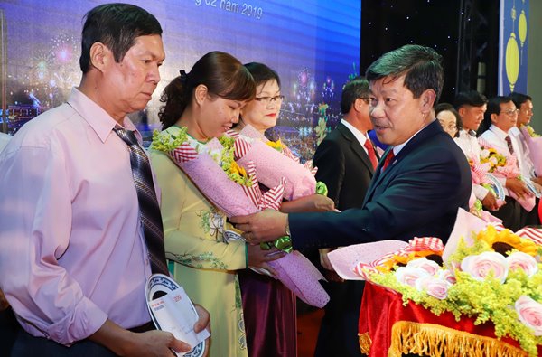 Bình Dương họp mặt giao thừa Tết Nguyên đán Kỷ Hợi 2019 và tuyên dương người tốt, việc tốt - Ảnh minh hoạ 2