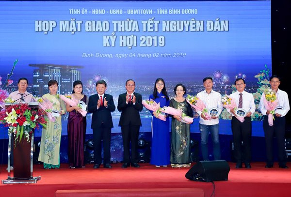 Bình Dương họp mặt giao thừa Tết Nguyên đán Kỷ Hợi 2019 và tuyên dương người tốt, việc tốt - Ảnh minh hoạ 3