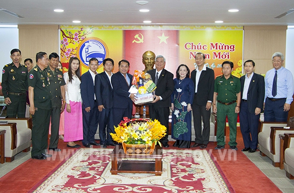 Lãnh đạo tỉnh tiếp Đoàn đại biểu tỉnh Kandal (Campuchia) đến chúc Tết