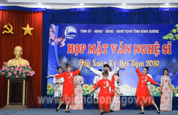 Bình Dương họp mặt văn nghệ sĩ đầu xuân Kỷ Hợi 2019